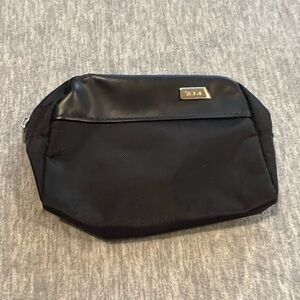 Tumi for Delta amenity toiletry travel bag lightweight business class‎ black